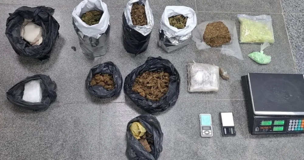 Polícia apreende drogas em imóvel usado para tráfico em Mangabeira