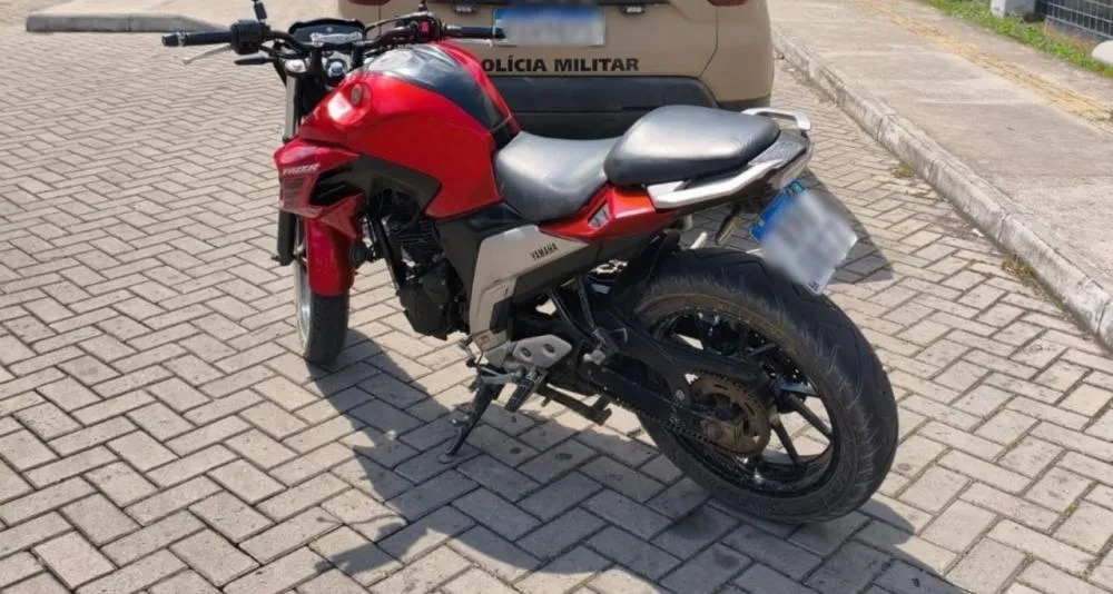 Motocicleta com placa clonada e restrição de roubo é apreendida em Feira de Santana