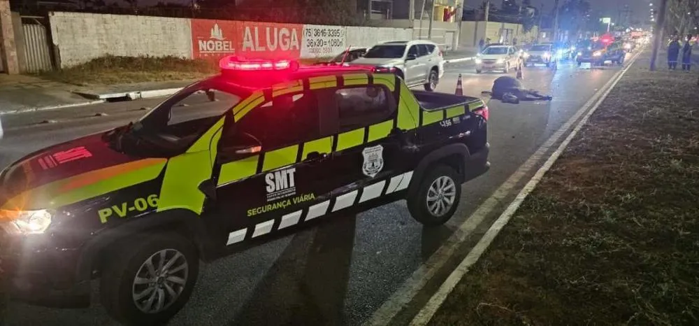 Carro atropela duas vacas soltas em avenida movimentada de Feira de Santana