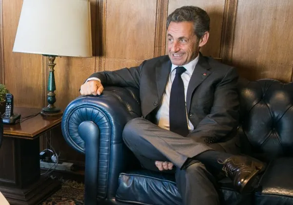 Ex-presidente da França é preso por conspiração com ditador da Líbia