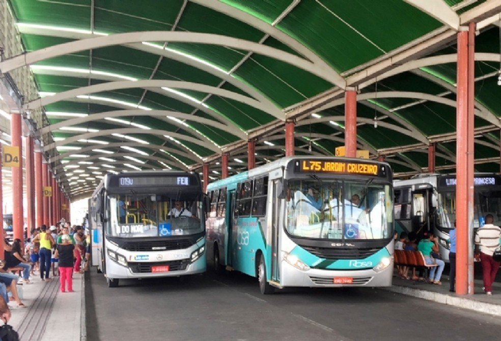 Prefeitura não fiscaliza distanciamento entre passageiros e higienização dos ônibus urbanos