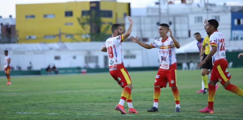 Juazeirense empata e avança em 1º do grupo na Série D