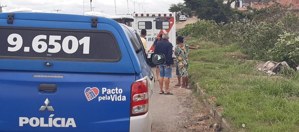 Corpo em decomposição encontrado dentro de saco na Avenida Contorno.