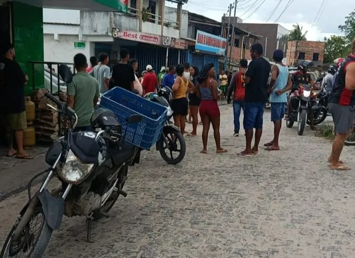 Mulher é assassinada e homem baleado dentro de bar no Santo dos Prazeres