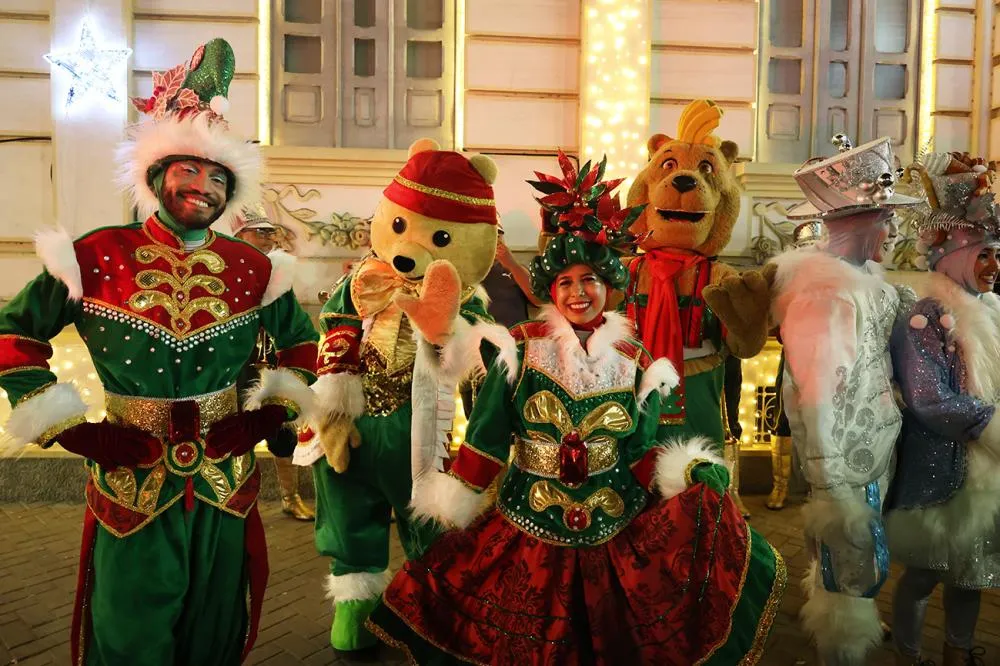 Prefeitura de Feira acende luzes de Natal e espalha espírito natalino contagiante