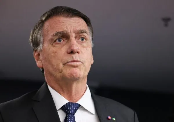Bolsonaro sofre traumatismo cranioencefálico após queda na cela da PF