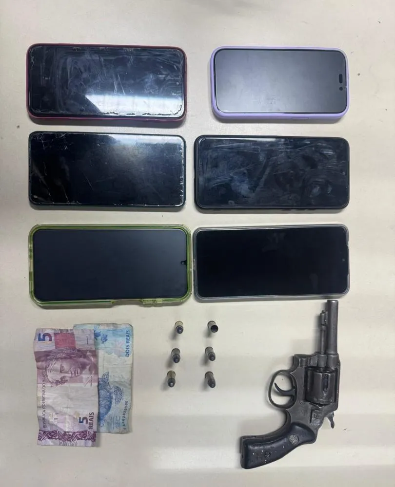 Suspeito troca tiros com a polícia após roubo a passageiros de van em Feira de Santana