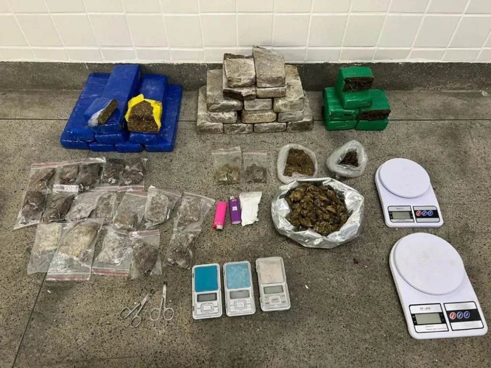 Mulher é presa por tráfico de drogas em Feira de Santana