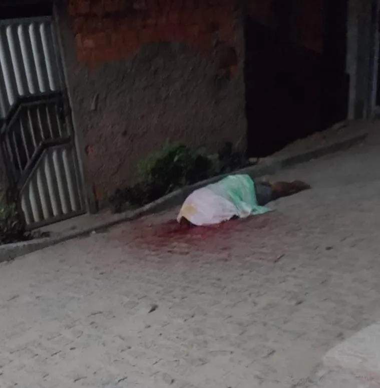 Homem é assassinado dentro de residência no distrito de Humildes