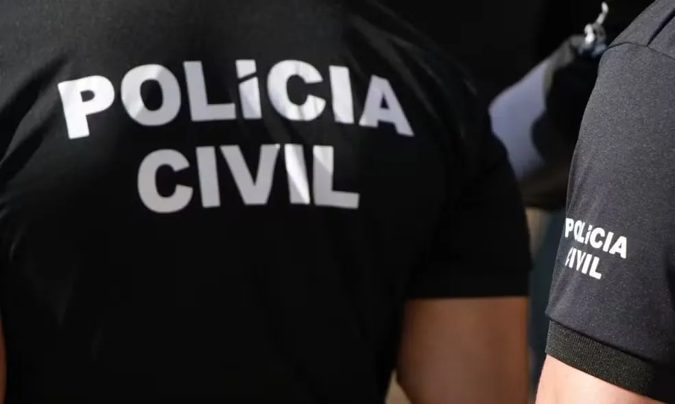 Mulher pula muro de casa com a filha nos braços para fugir do ex-companheiro