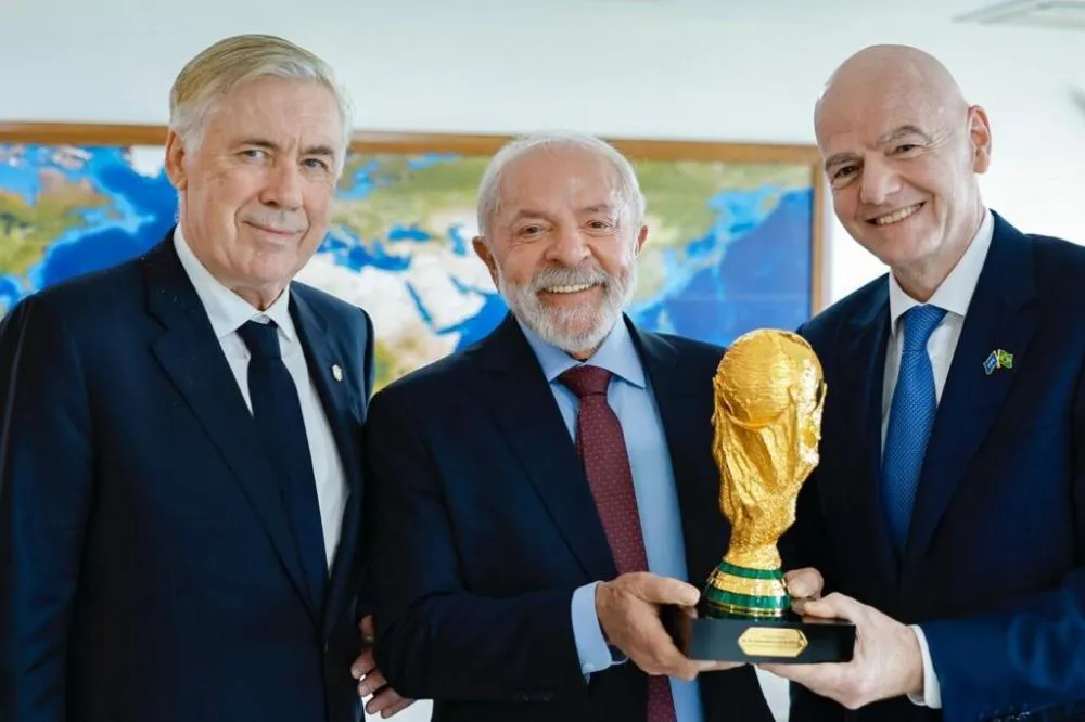 Lula recebe Ancelotti e Infantino no Planalto para tratar da Copa do Mundo de 2027