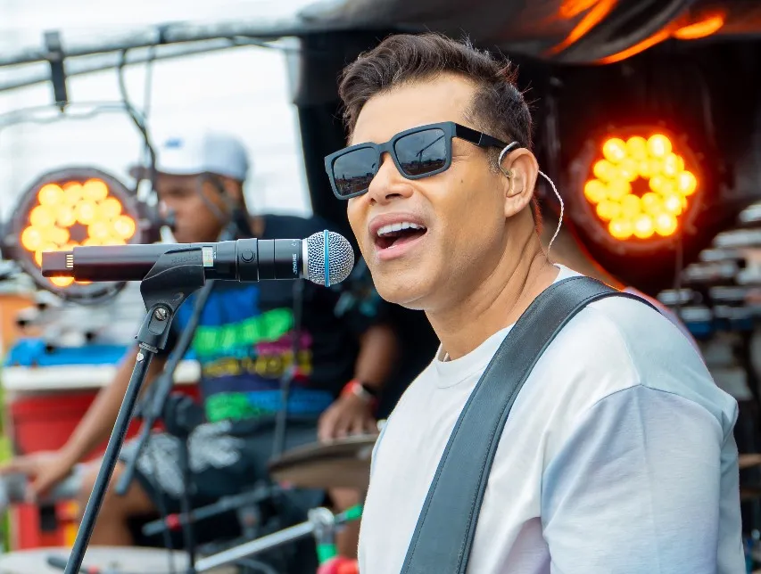 Cantor da banda Chicabana sofre acidente de carro em Feira de Santana