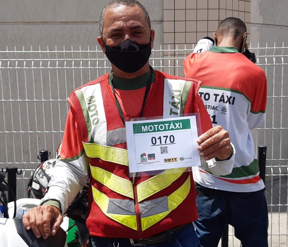 Mototaxistas recebem alvará e vão atender chamadas por aplicativo