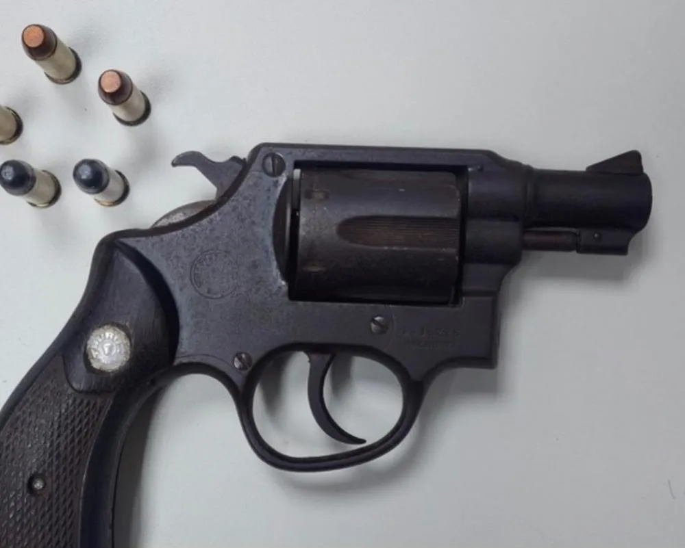 Homem é preso por porte ilegal de arma no bairro Limoeiro, em Feira de Santana