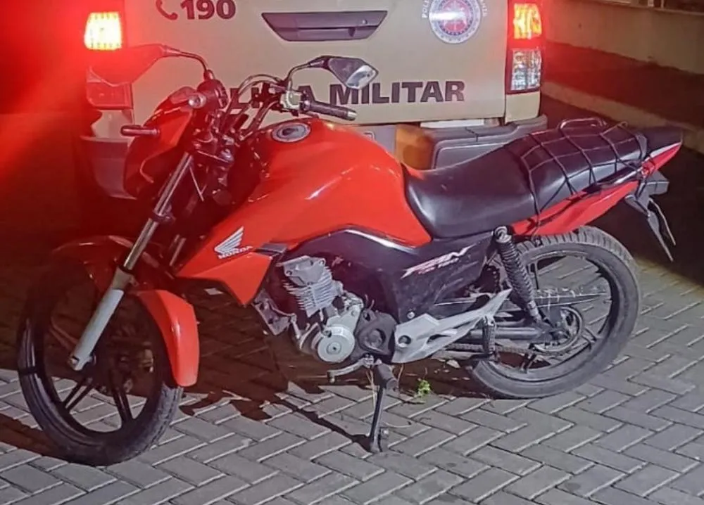Motocicleta com restrição de roubo é recuperada no bairro Muchila