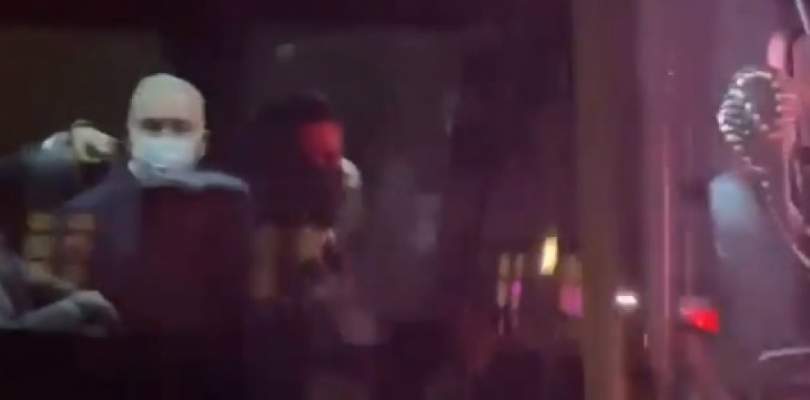 Ministro Queiroga faz gestos obscenos em Nova York contra manifestantes