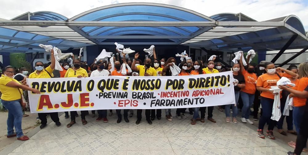 Agentes de saúde ocupam secretaria alegando falta de fardamento.