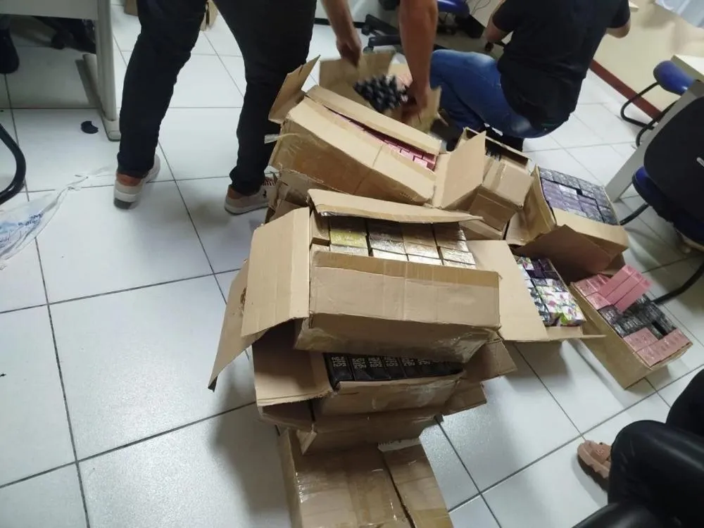 Operação da Polícia Civil apreende 870 perfumes falsificados no centro de Feira de Santana