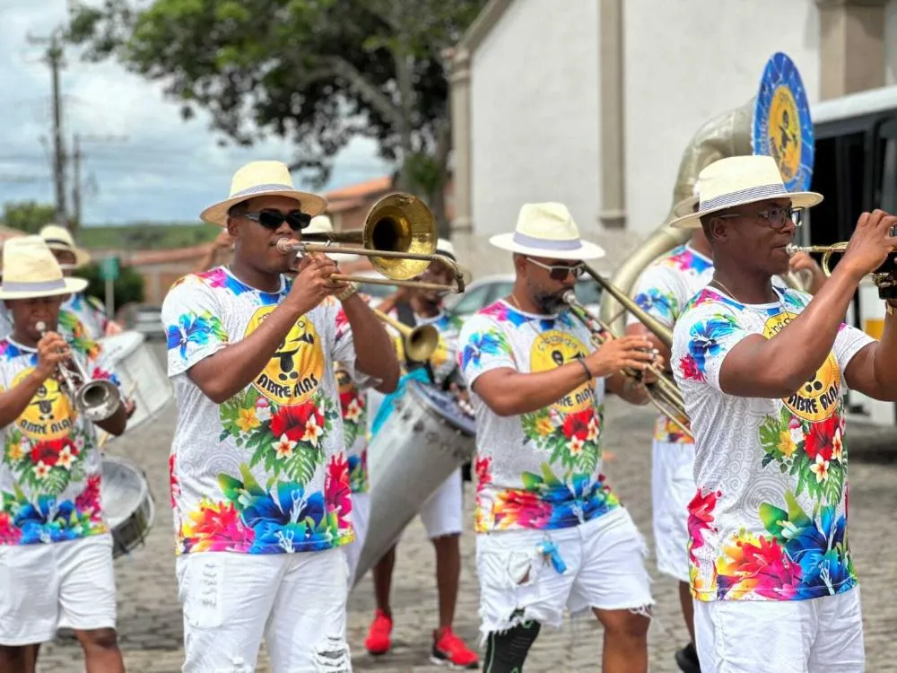 Charanga e bonecos gigantes abrem o Carnaval de Antônio Cardoso com festa nas ruas