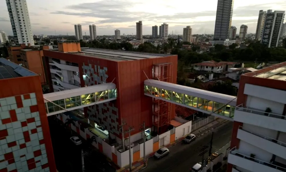 TJ mantém passarelas do Colégio Helyos e encerra ação após anos de disputa judicial