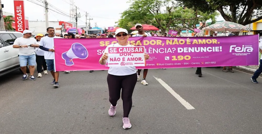 Feirenses apelam pelo fim da violência contra as mulheres durante caminhada
