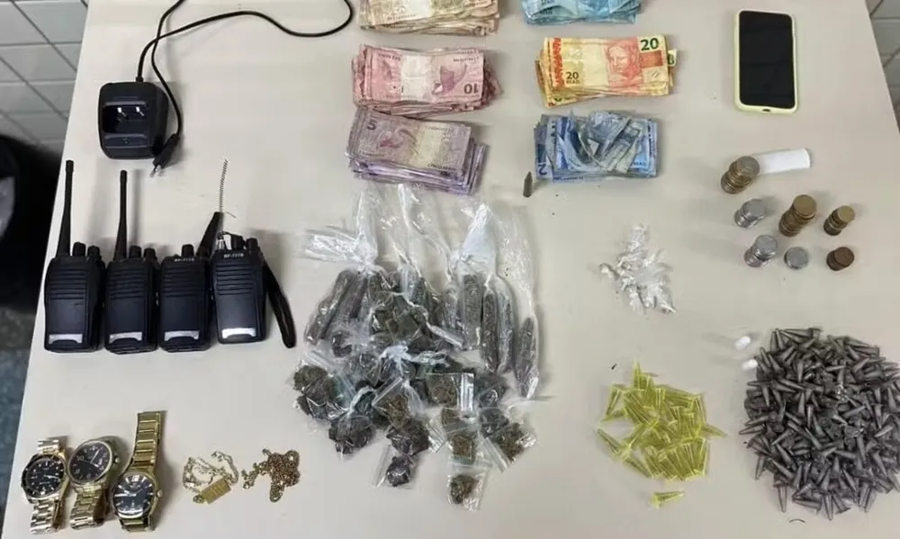 Adolescente é apreendido com drogas e mais de R$ 3 mil em espécie