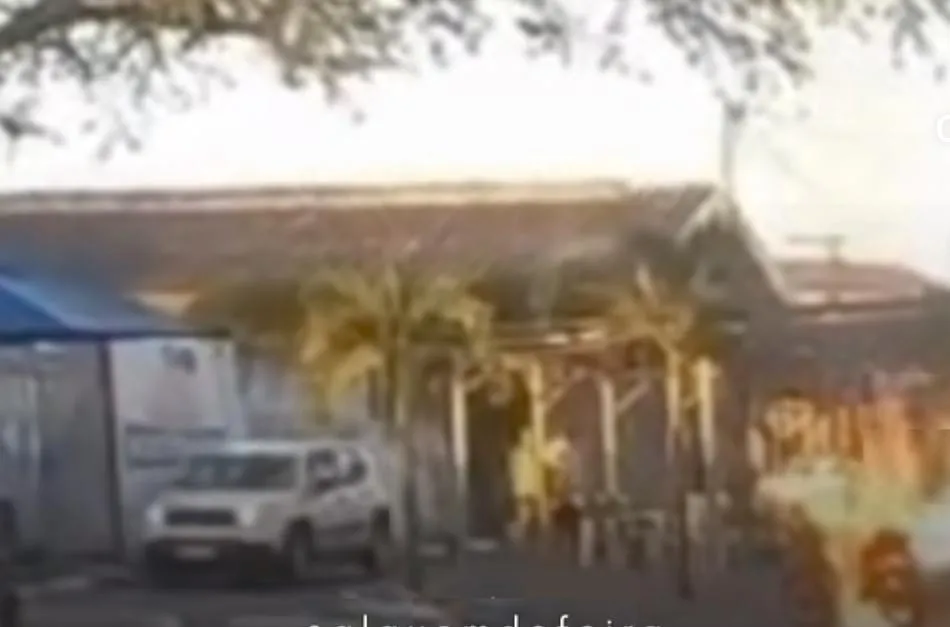 Homem ateia fogo na própria moto durante blitz em Feira de Santana