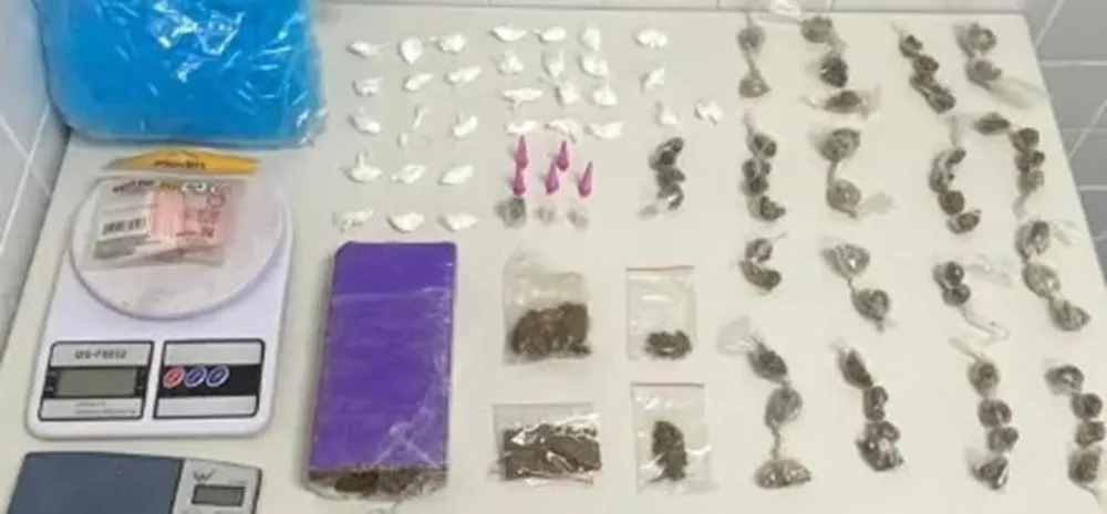 Polícia apreende drogas e materiais do tráfico no bairro Queimadinha em Feira de Santana