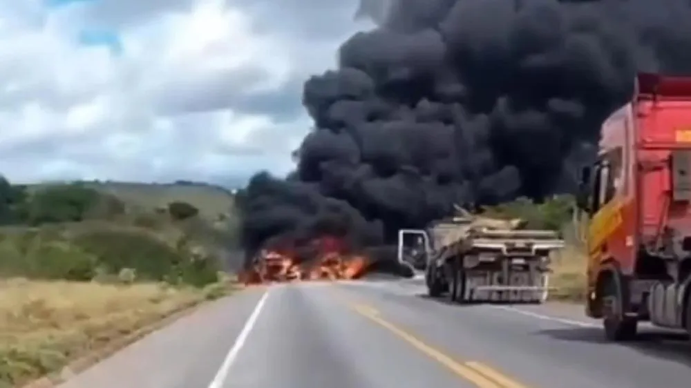Colisão envolvendo quatro veículos gera incêndio e interdita totalmente a BR-116