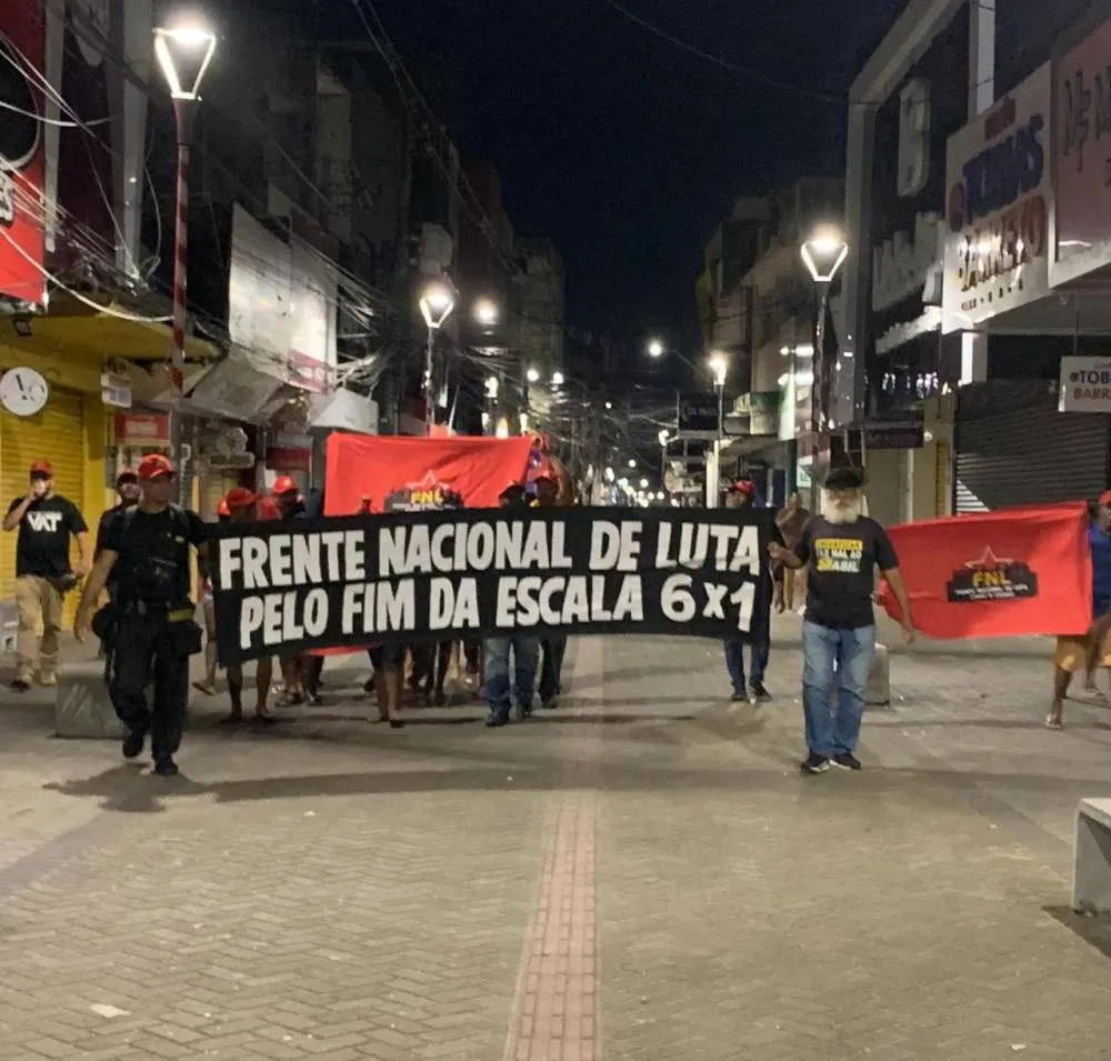 Famílias ocupam prédio do INSS em Feira de Santana