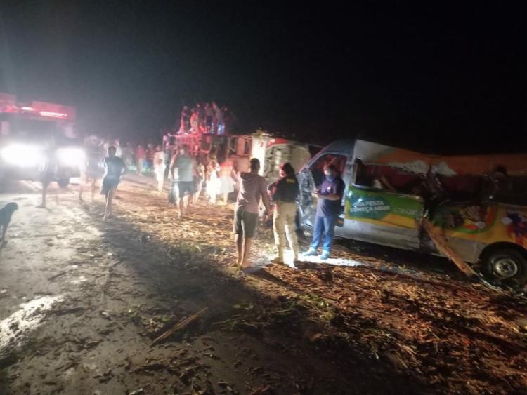 Acidente entre caminhão que carregava eucalipto, ônibus e van deixa ao menos oito mortos na BR-101, no sul da Bahia