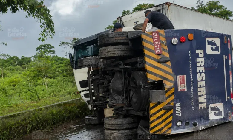 Carro forte tomba e causa grande congestionamento na BR 324 sentido Feira de Santana