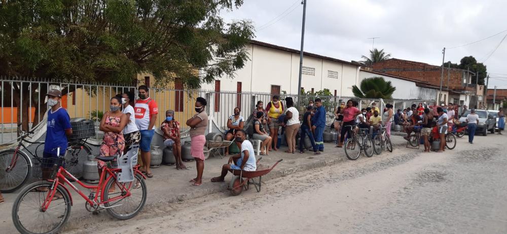 Sindicato dos Petroleiros protesta contra aumentos no preço do botijão e promove e vende por 50 reais a unidade, em Feira