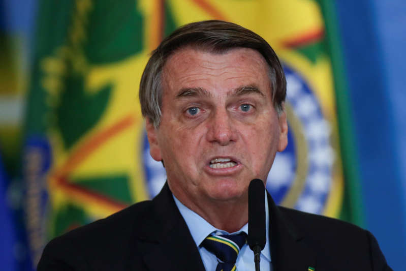 Bolsonaro questiona possível interesse comercial em pressão por vacinas e defende dose de reforço gratuita