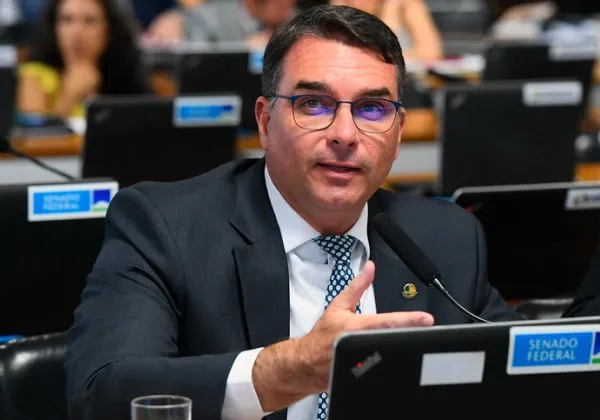 Flávio Bolsonaro propõe flexibilizar CLT e pagar por hora trabalhada; entenda