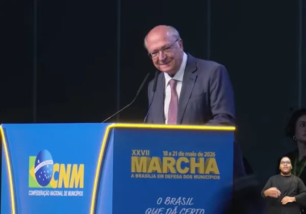 Geraldo Alckmin é vaiado em evento com prefeitos em Brasília