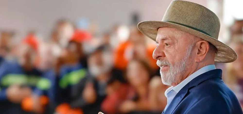 “A mulher tem dupla jornada”, diz Lula ao defender fim da escala 6x1