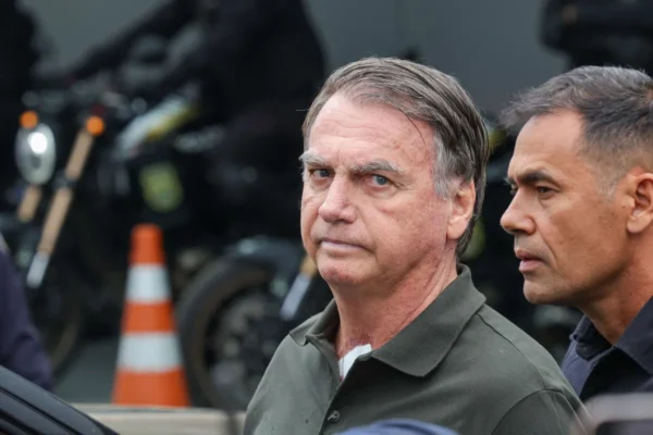 STF autoriza visita de oficial a Bolsonaro em prisão domiciliar
