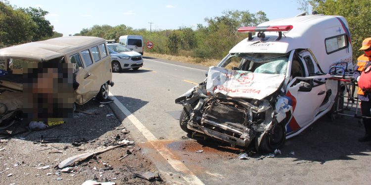 Motorista de Kombi e passageiro de ambulância morrem durante batida na BR 324