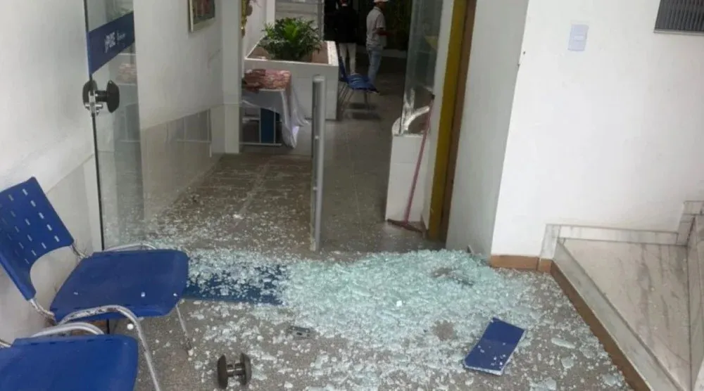 Acusado de tentativa de homicídio pede para ir ao banheiro, tenta fugir, se choca contra porta de vidro