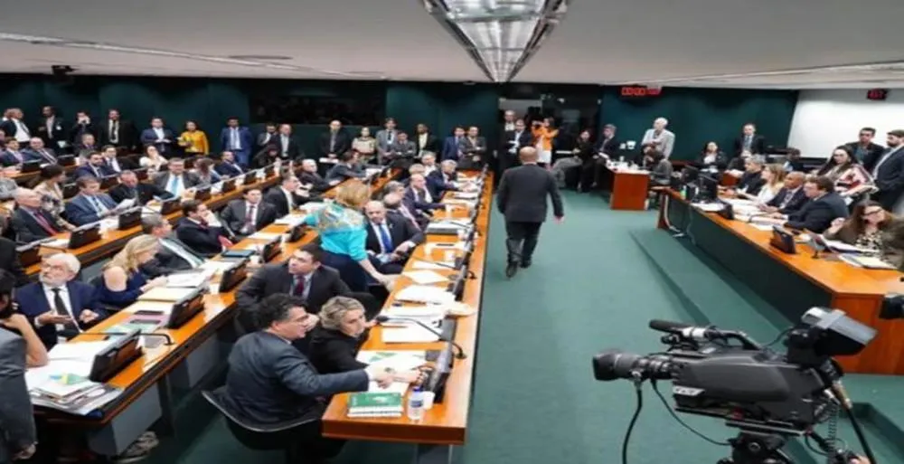 CCJ retoma análise de PEC que reduz maioridade penal para 16 anos