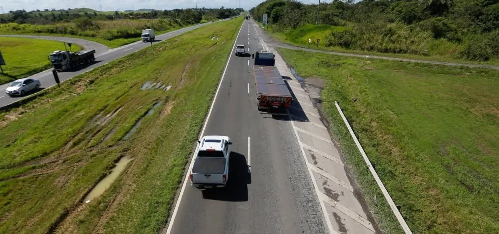 Carreta interdita trecho da BR-324 próximo a Simões Filho nesta sexta