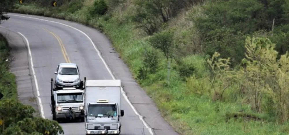 Acidente com carreta causa interdição em rodovia no Oeste da Bahia
