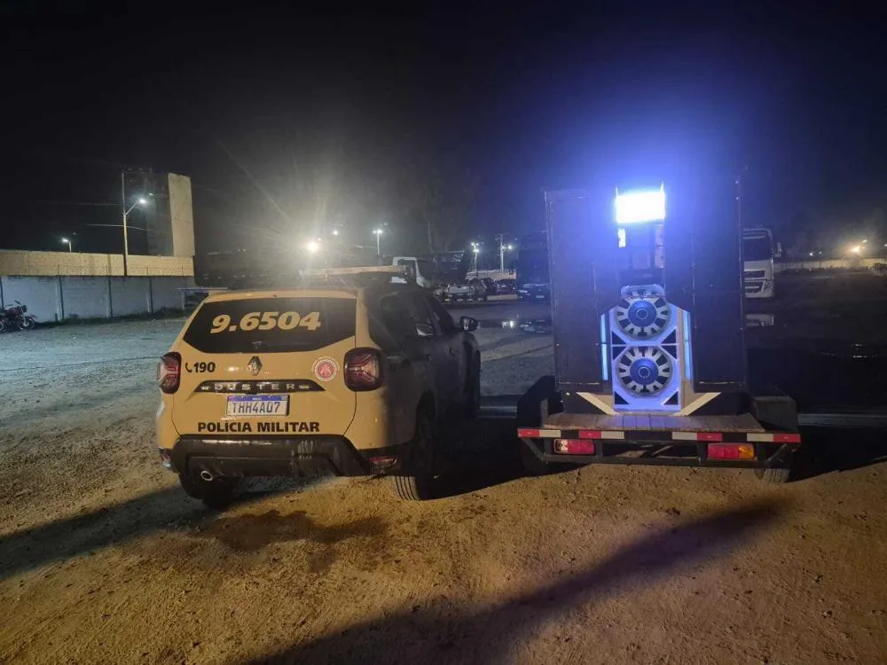Policiais da 65 removem paredão por perturbação do sossego em Feira de Santana