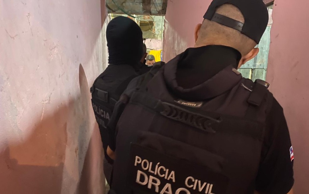 Suspeitos de roubos a bancos morrem após confronto com a polícia na BR-324, em Salvador; policial foi baleado na ação