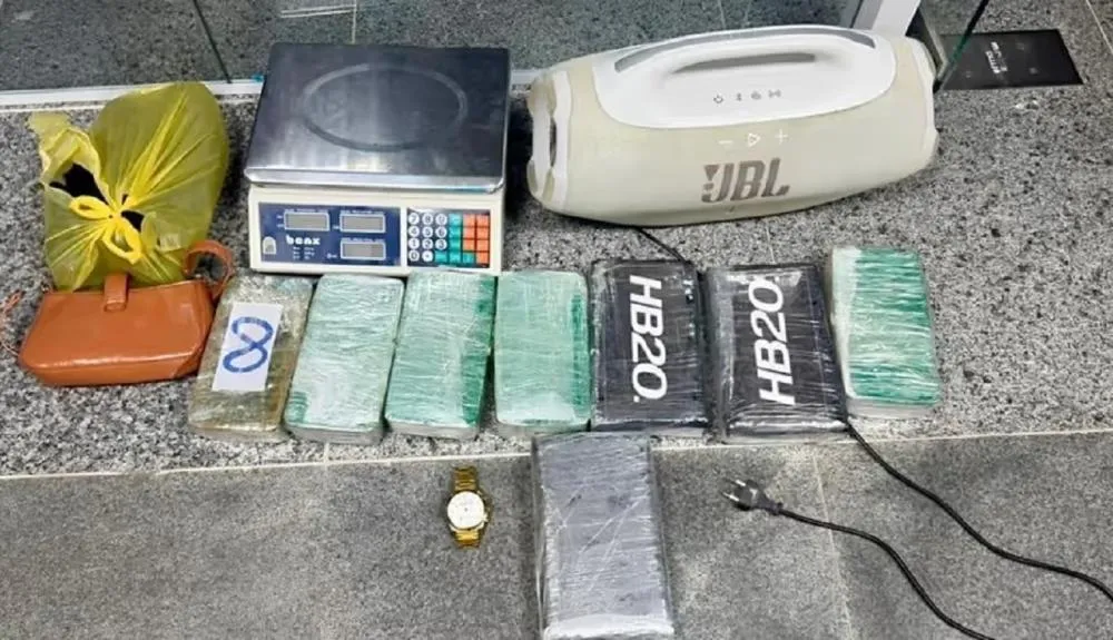 Homem é conduzido por suspeita de tráfico de drogas no bairro SIM, em Feira de Santana
