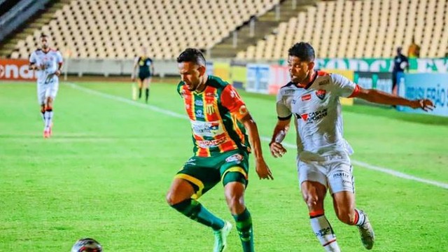 Vitória surpreende Sampaio no Castelão e volta a vencer após sete jogos