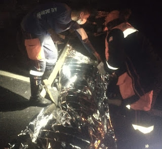 Motociclista morre depois de colidir no fundo de caminhonete parada em acostamento