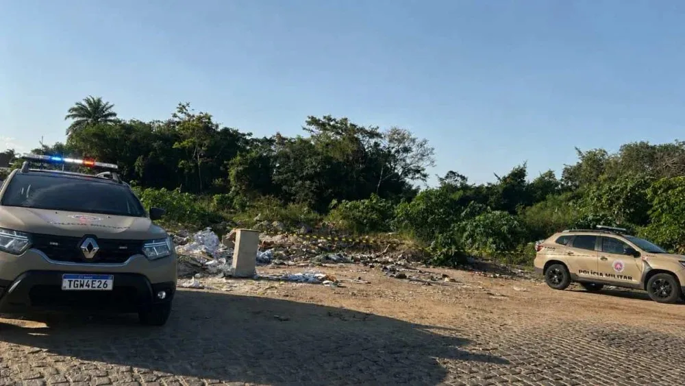Homem é encontrado morto em terreno baldio no São João