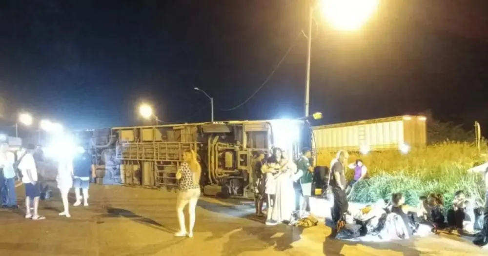 Ônibus de turismo tomba na BR-116 e deixa passageiros feridos em Santo Estevão